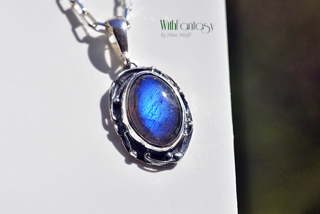 Éjszaka a kertben Labradorittal