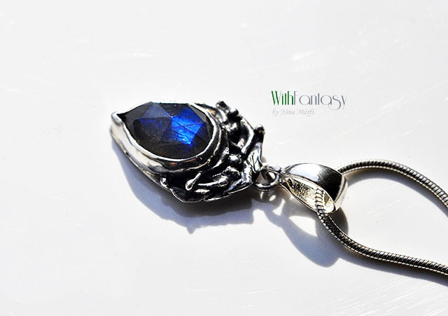 Noc w ogrodzie ( Labradoryt)