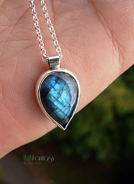 Minimalism with labradorit