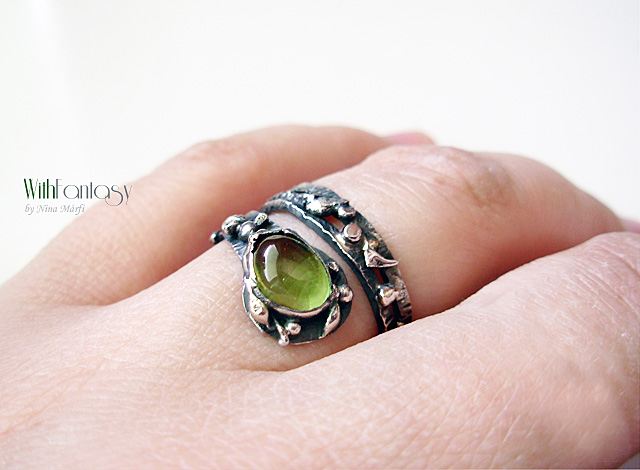 Twig with peridot - Image 3