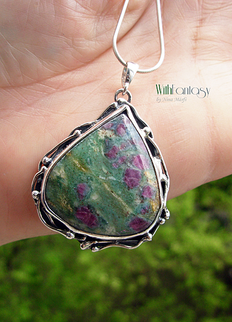 Éjszaka a kertben (zoisit rubinnal)