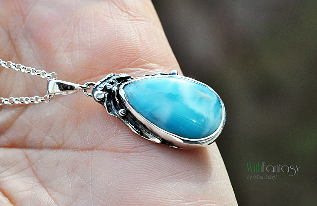 Éjszaka a kertben larimárral (medál)