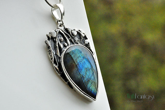 Noc w ogrodzie ( labradoryt)