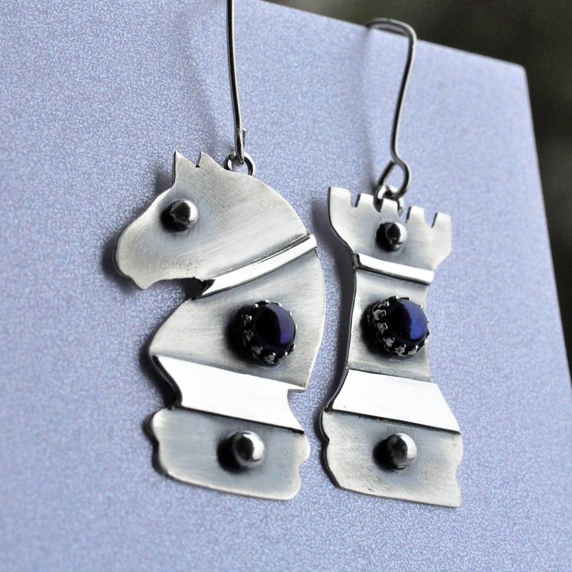 Kolczyki szachy z perłami - obrazek 2