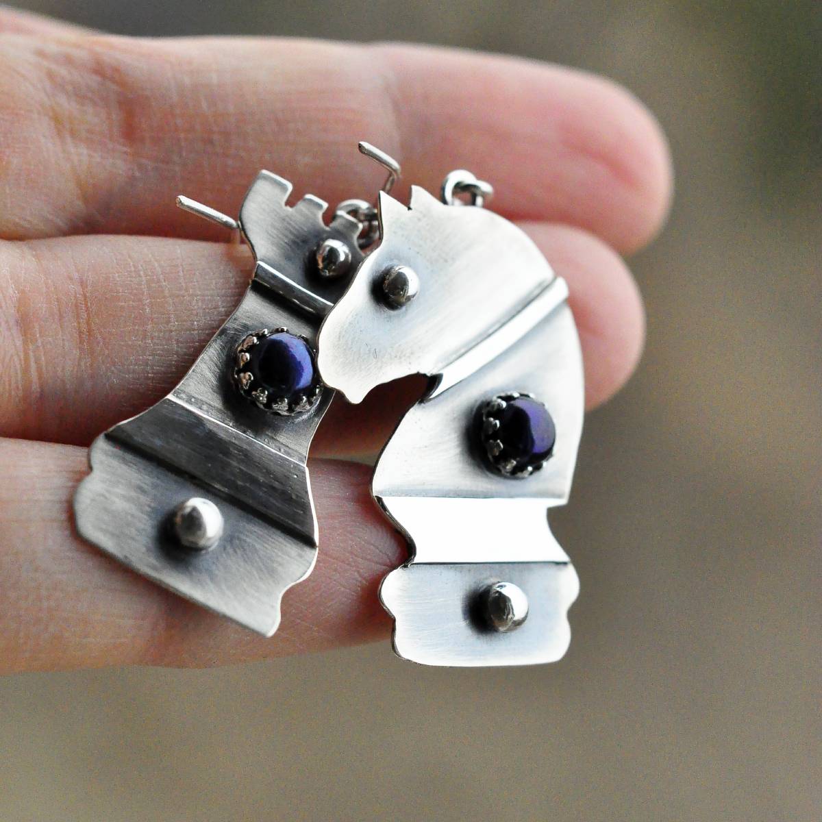 Kolczyki szachy z perłami - obrazek 4